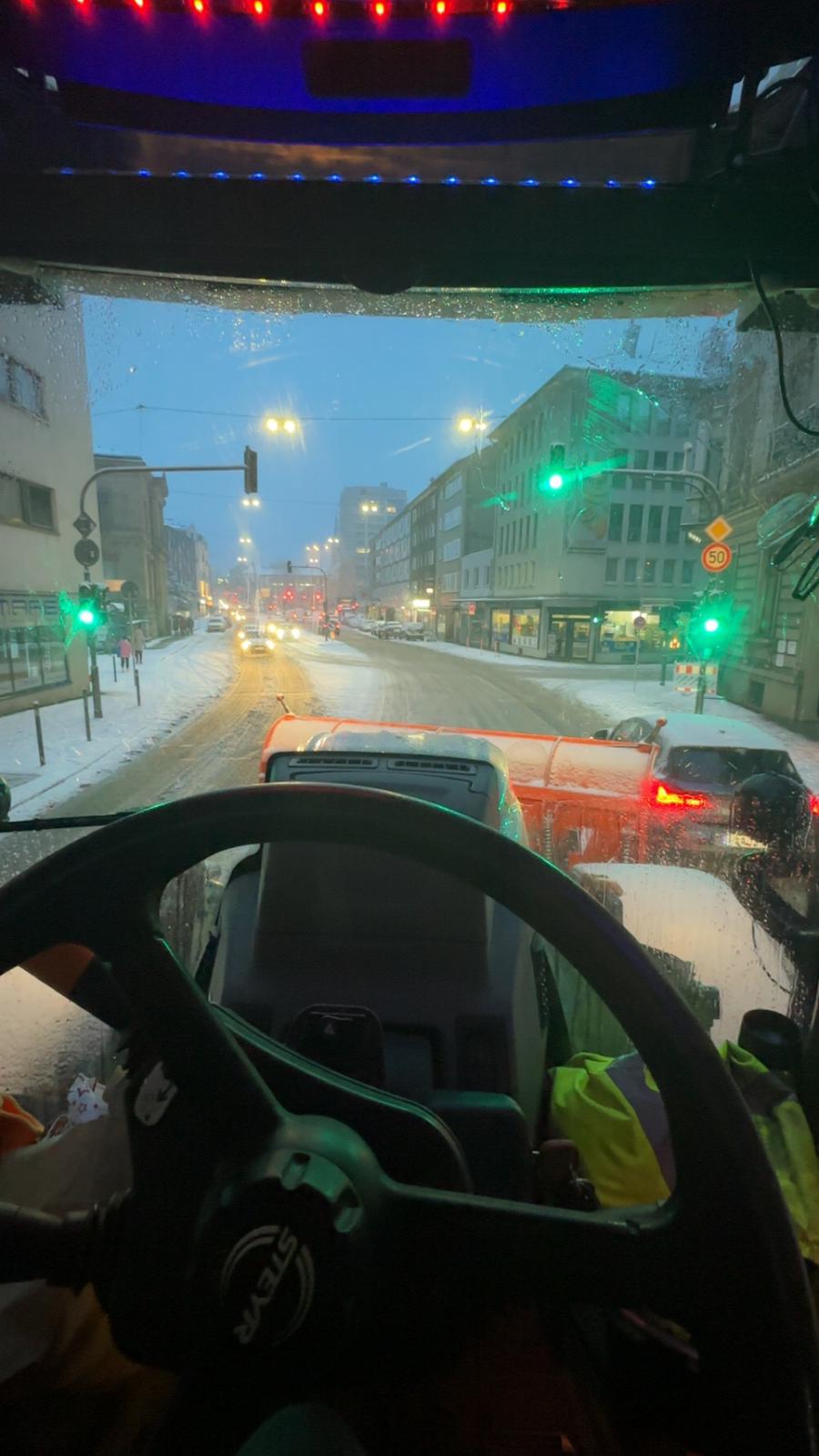 Schneeräumfahrzeug räumt Parkplatz