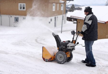 Kompakte Maschine räumt Gehweg im Schnee