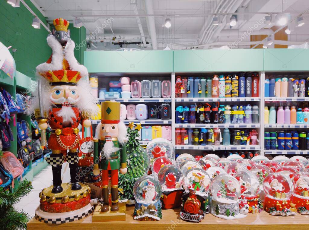 Geräumter Eingangsbereich eines Handelsstandorts im Winter