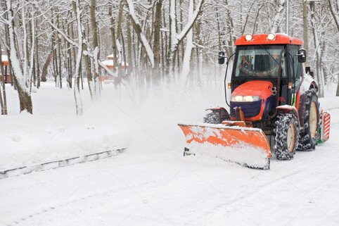 Räumfahrzeug auf Werksstraße